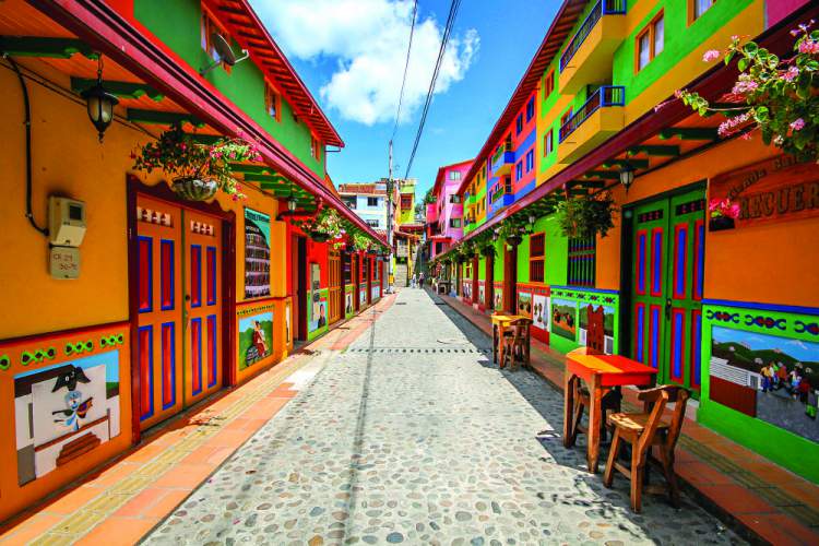 Guatapé: A cidade mais colorida do mundo!